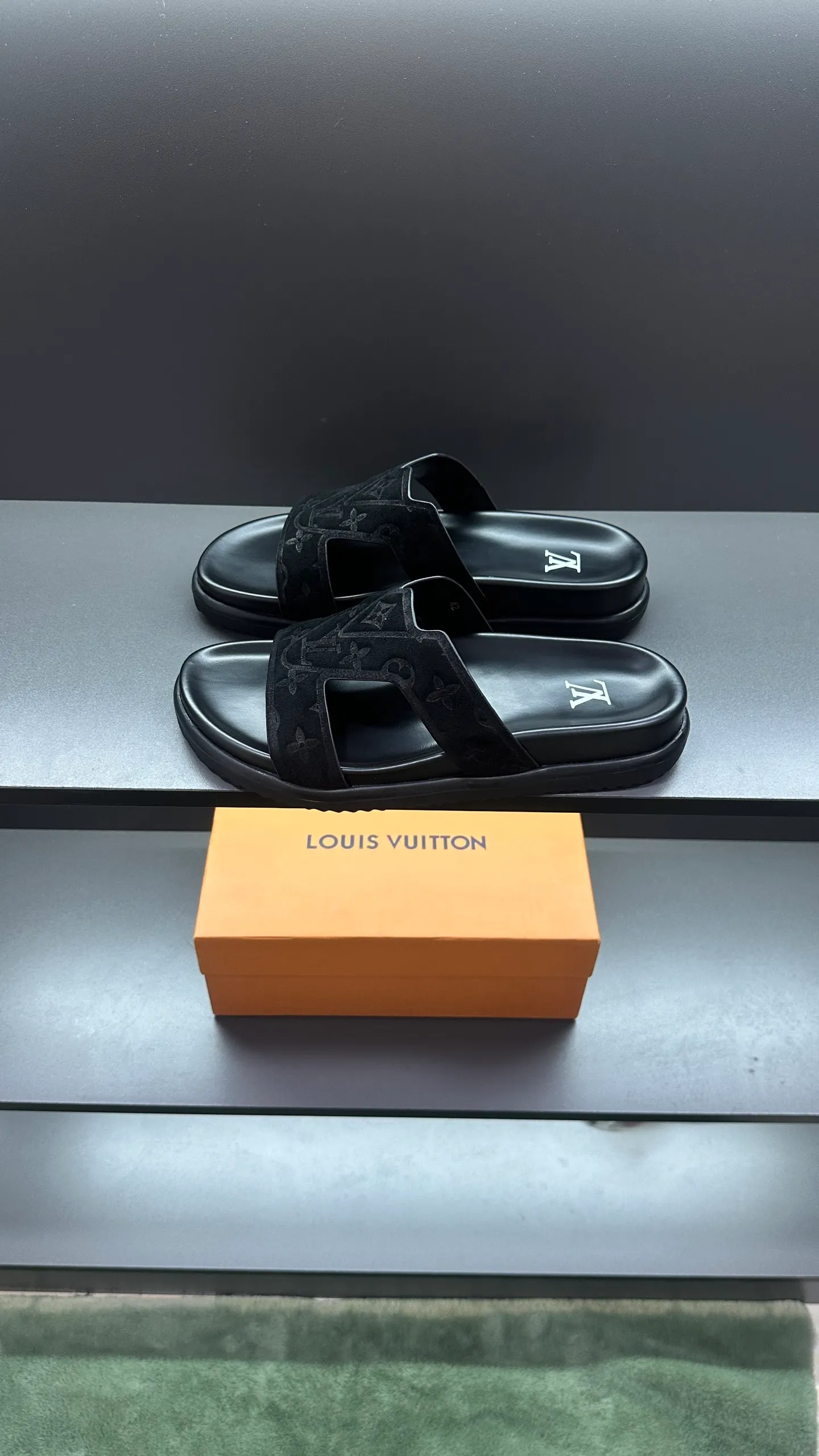 P300 🔍Top purchasing agent LV men's spring and summer slippers counter synchronized. The upper is made of cowhide fabric imported from Italy, with logo graphics and high-quality craftsmanship. The sole is: the original sole provided by the original factory. The exclusive molded sole is super comfortable. The original factory follows the order. 🔍🔍High quality. You can enter and exit the counter at will. Welcome to compare. Size 38-45